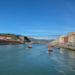 Guía de la Margen Izquierda de Vizcaya, mostrando la fusión de su pasado industrial (Puente Colgante) y su futuro tecnológico.